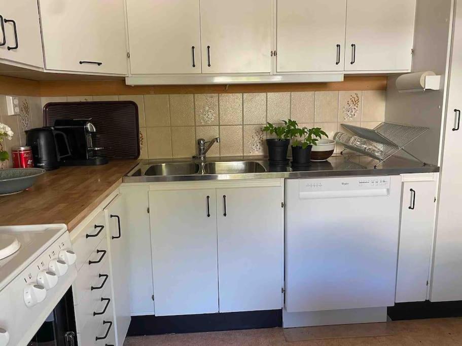 Apartment Right Next To The Golf Course And With The Ocean Just Around The Corner Ljungskile Ngoại thất bức ảnh
